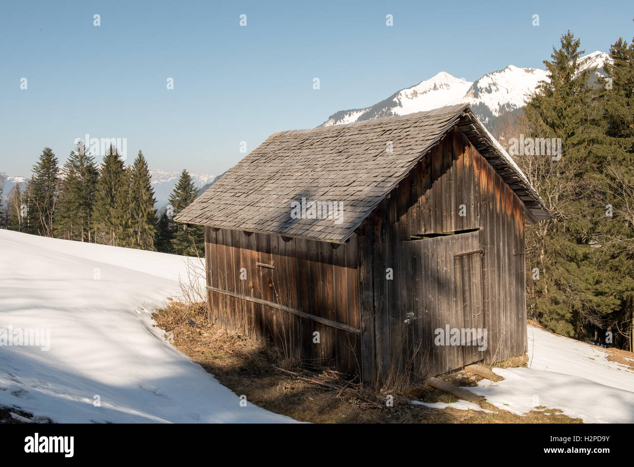 Cabina in legno in alpine paesaggio invernale Foto Stock