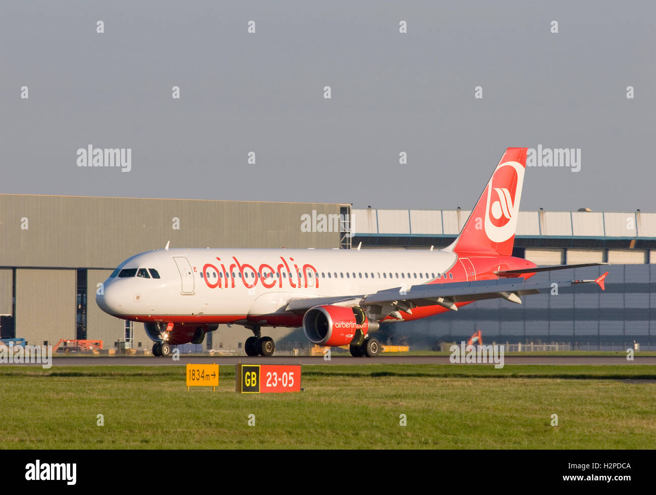 Air Berlin Airbus A320-214 aerei di atterraggio all'Aeroporto Stansted di Londra. Foto Stock