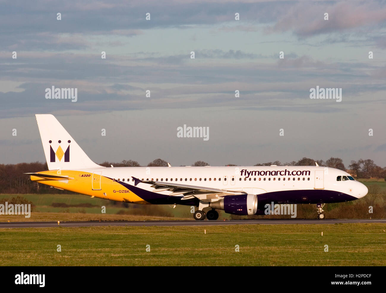 G-OZBK Monarch Airlines Airbus A320-214 tassare a Londra Luton Airport. 17 dicembre 2006. Foto Stock