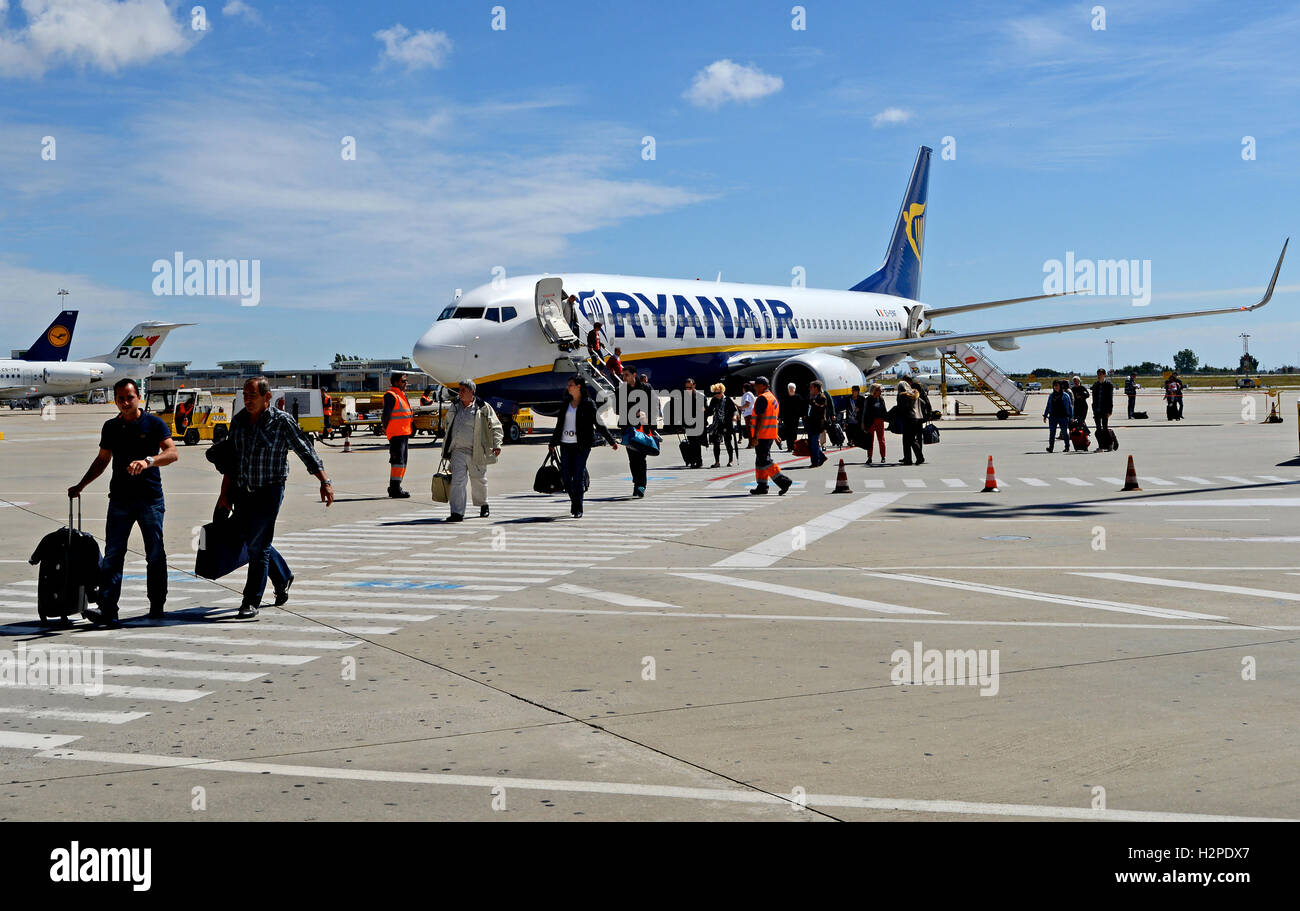 Turisti che lasciano Ryanair in aereo Aeroporto internazionale di Porto Portogallo Foto Stock