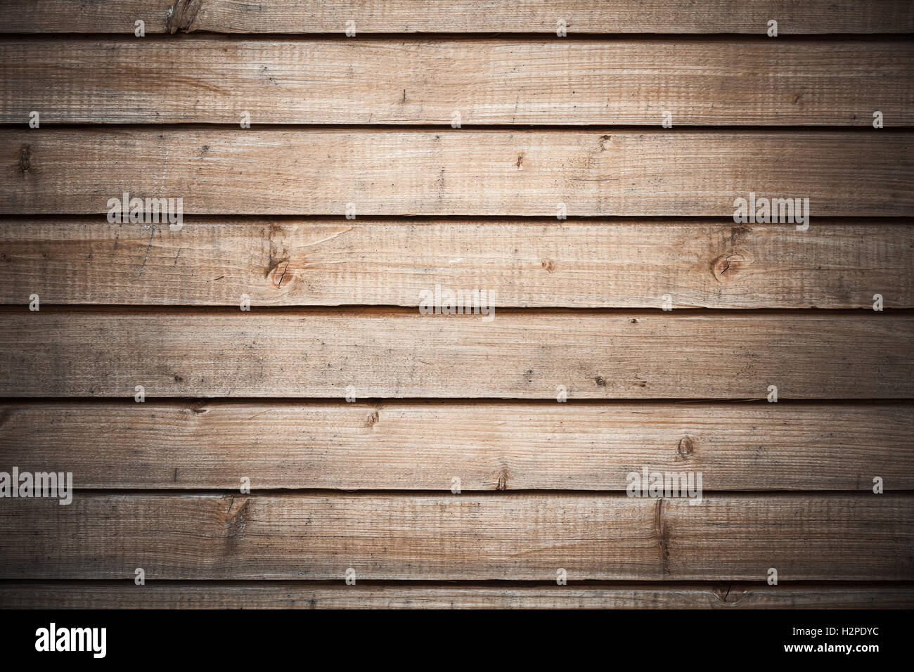 Texture di sfondo di legno scuro muro fatto di pino tavole con il punto centrale di illuminazione di luce Foto Stock