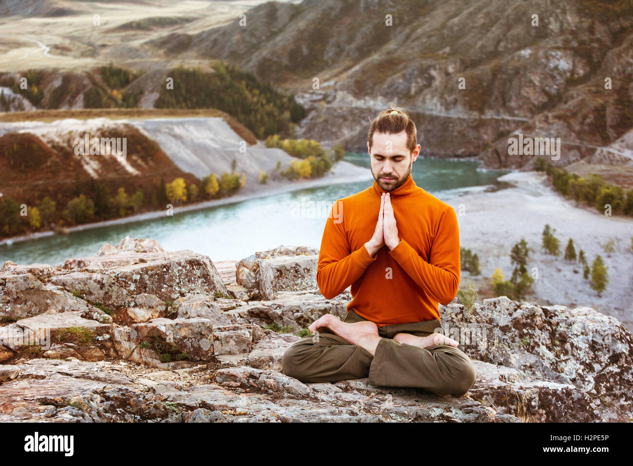 L'uomo yogi meditando in montagna Foto Stock