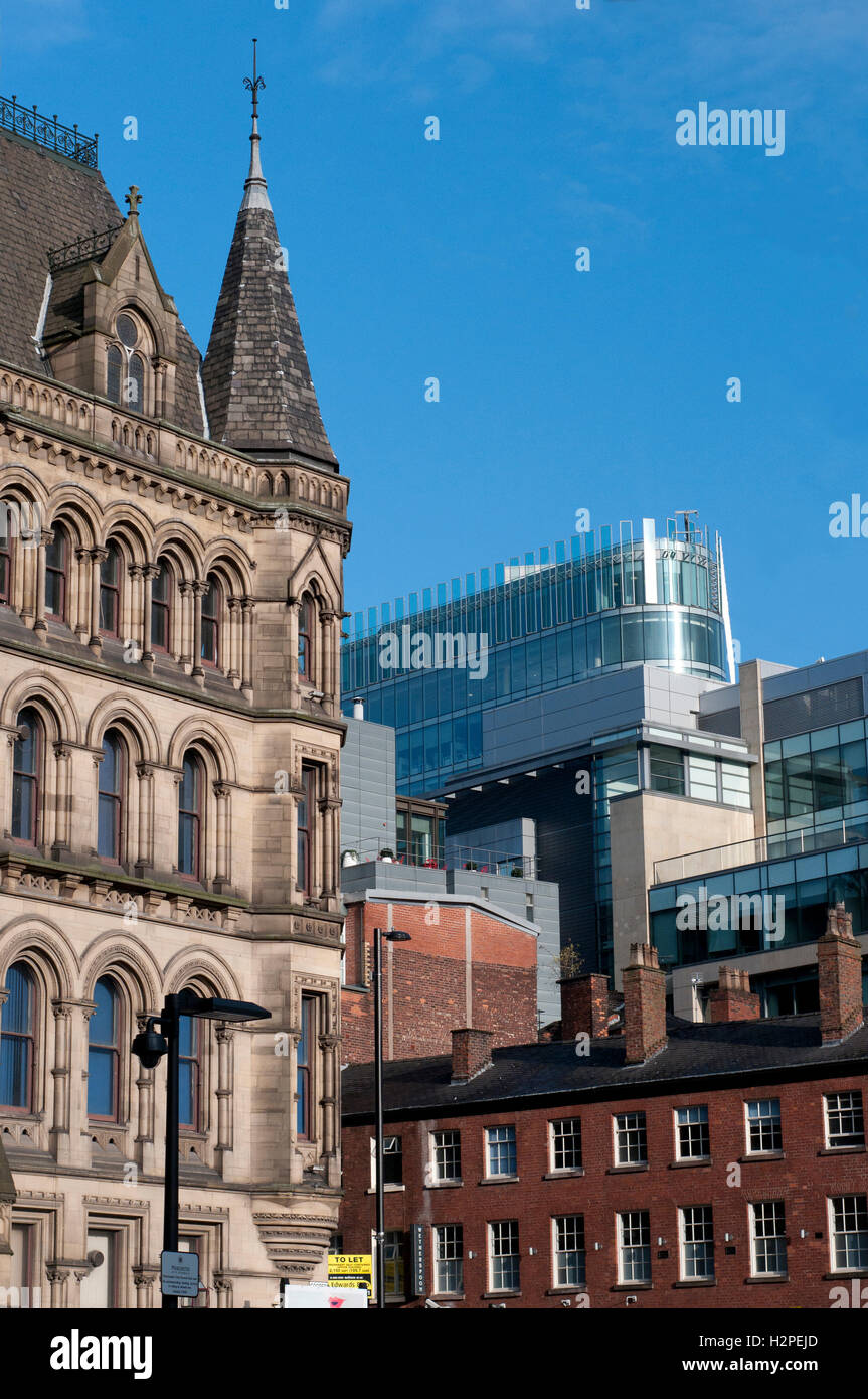 Lo Skyline di Manchester, nel nord della centrale elettrica, il vecchio e il nuovo insieme Foto Stock