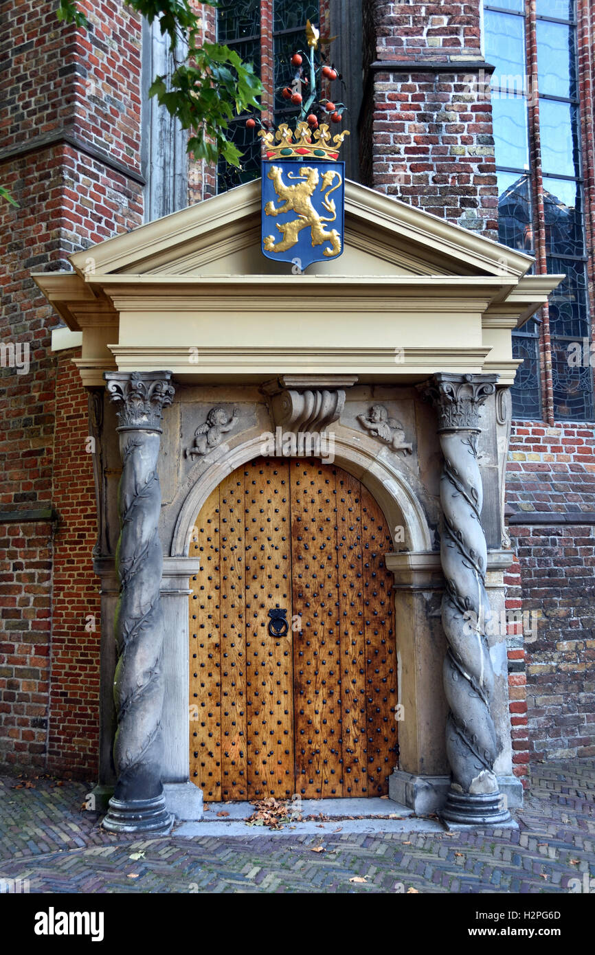 Oranje poortje ( arancione ) Gate Grote di Jacobijner kerk Leeuwarden vecchia città olandese Friesland Fryslan nei Paesi Bassi Foto Stock