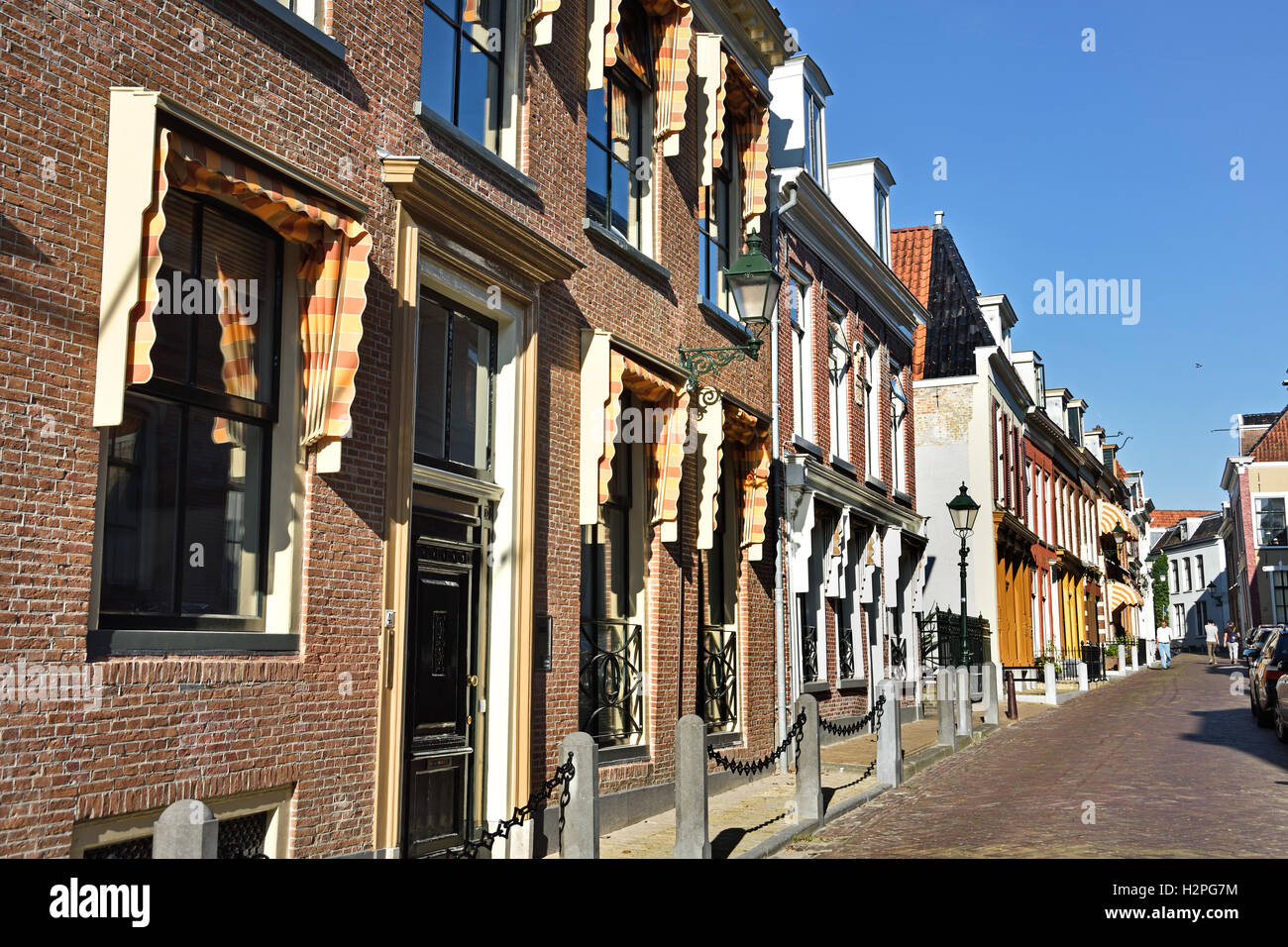 Grote Kerkstraat Leeuwarden vecchia città olandese Friesland Fryslan nei Paesi Bassi Foto Stock