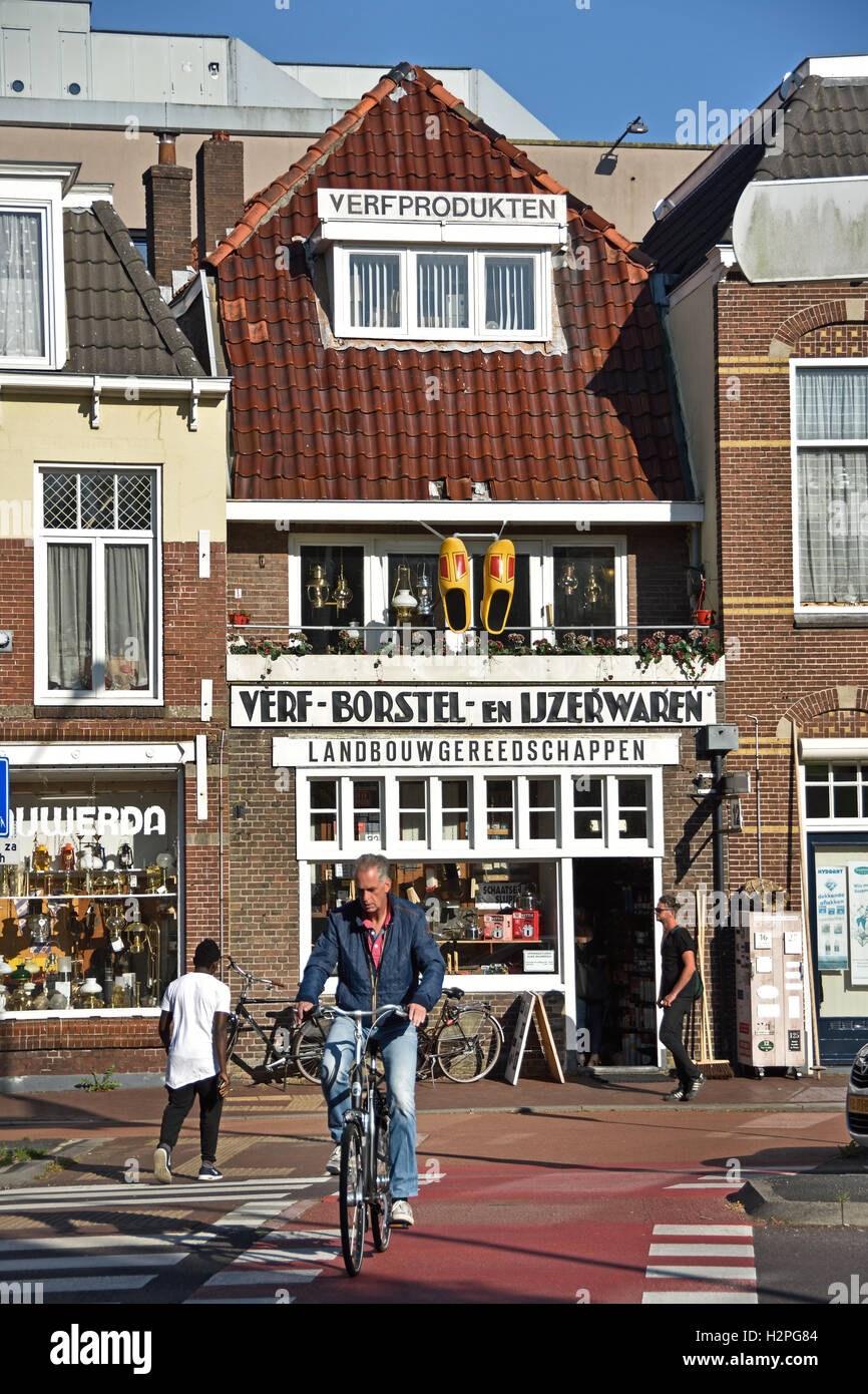 Leeuwarden vecchia città olandese Friesland Fryslan Paesi Bassi Westerplantage street Foto Stock