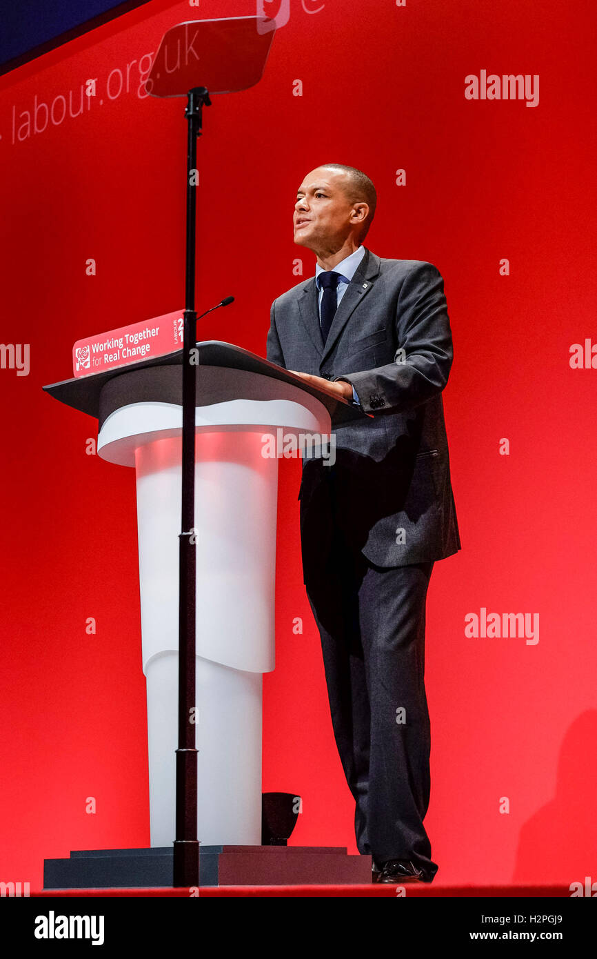 Labour Party Conference on 26/09/2016 a Liverpool ACC, Liverpool. Persone nella foto: Clive Lewis, ombra il Segretario di Stato per la difesa, indirizzi conferenza sul tema della difesa compresi Trident . Foto di Julie Edwards. Foto Stock