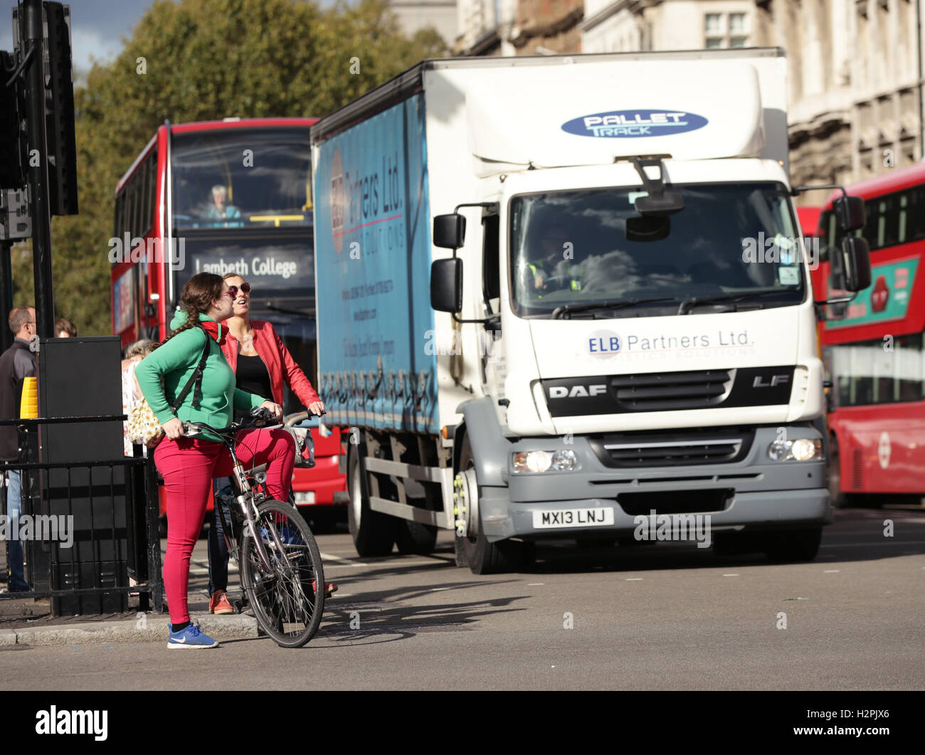 I ciclisti aspettare il verde il semaforo di Piazza del parlamento di Westminster a Londra. Migliaia di camion potrebbe essere vietato di Londra nel quadro di piani per rendere la capitale di strade più sicure per i ciclisti. Foto Stock