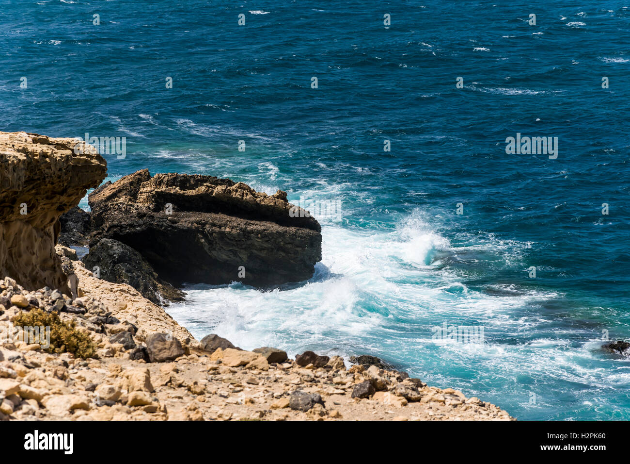 La luce diurna scena ripresa in un fischer vilage chiamato Ajuy, situato sulla costa occidentale di Fuerteventura, Spagna. Molto intenso blu Foto Stock
