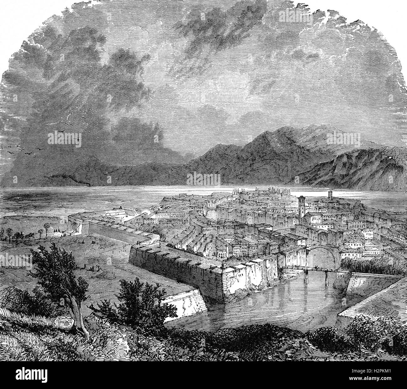 Peschiera del Garda è una città e comune della provincia di Verona, in Veneto, Italia. Quando Lombardo-Veneto fu sotto la dominazione austriaca, Peschiera era il nord-ovest di ancoraggio le quattro città fortificate che costituiscono il Quadrilatero. La fortezza è su un'isola del fiume Mincio in corrispondenza della sua uscita dal Lago di Garda. Foto Stock