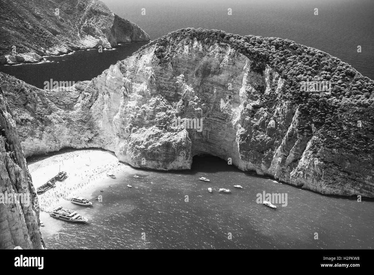 Paesaggio monocromatico di Navagio bay e nave relitto beach. Il più famoso monumento naturale di Zante, isola greca in ione Foto Stock