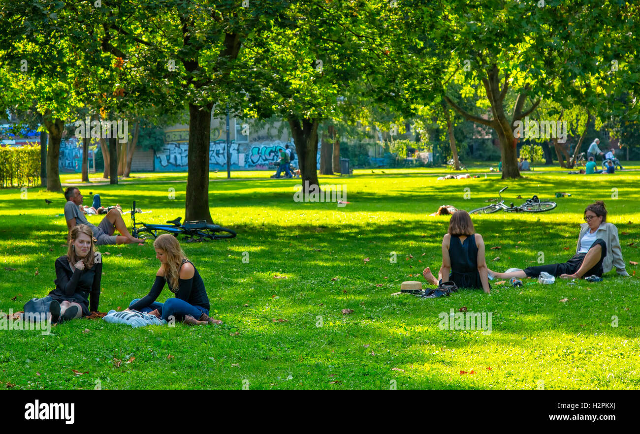 Le persone in un momento di relax a Monbijou park a Berlino Foto Stock