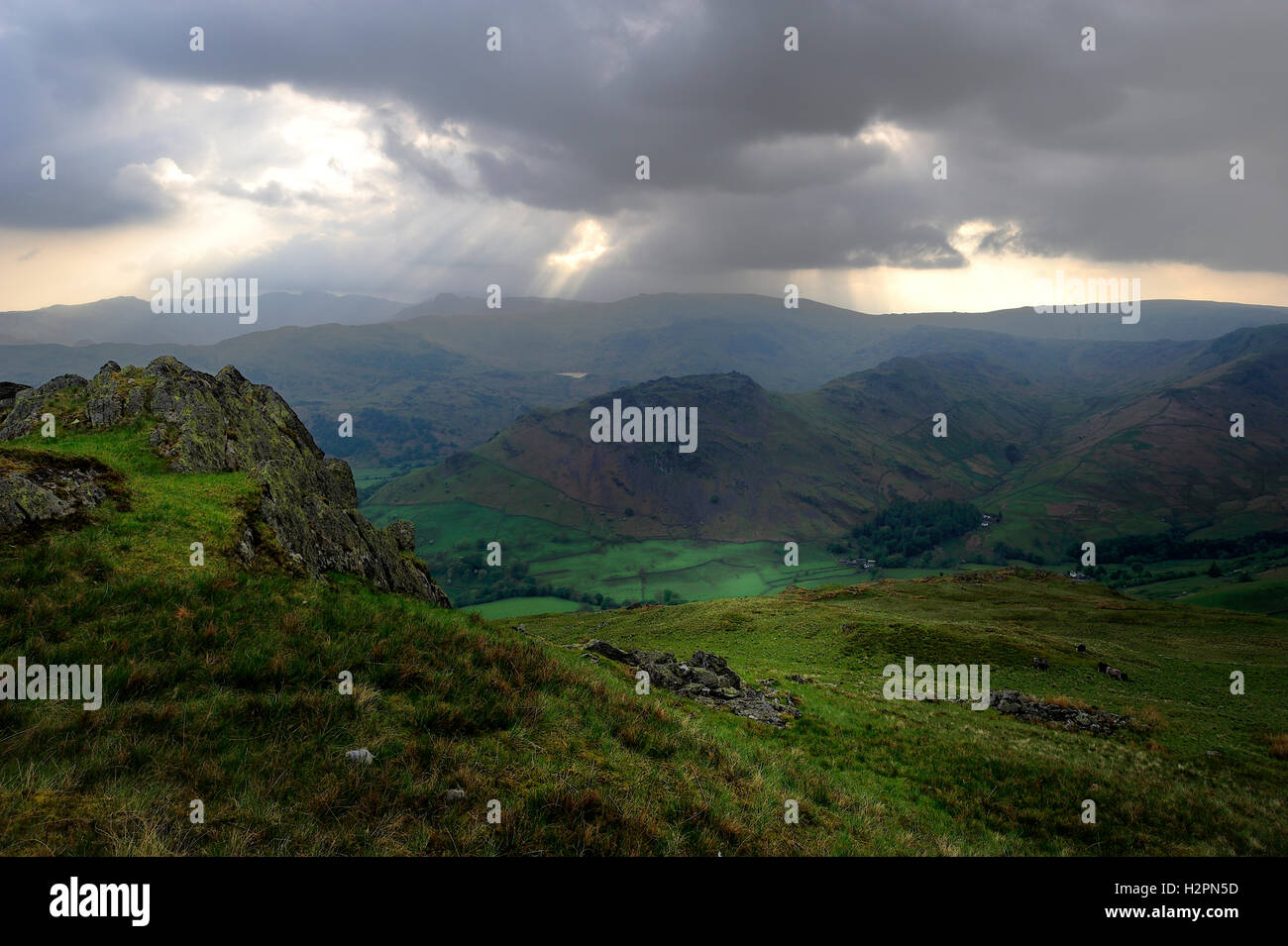 Dita di sole sul Grassmere fells Foto Stock