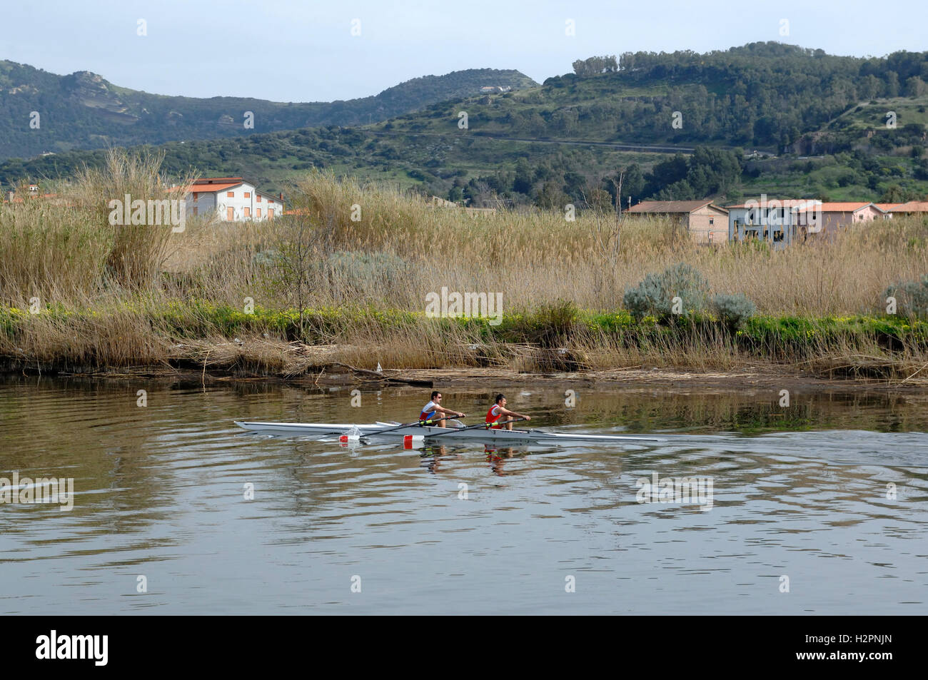 Canottaggio sul fiume Temo, Bosa, distretto di Oristano, Sardegna, Italia, Europa Foto Stock