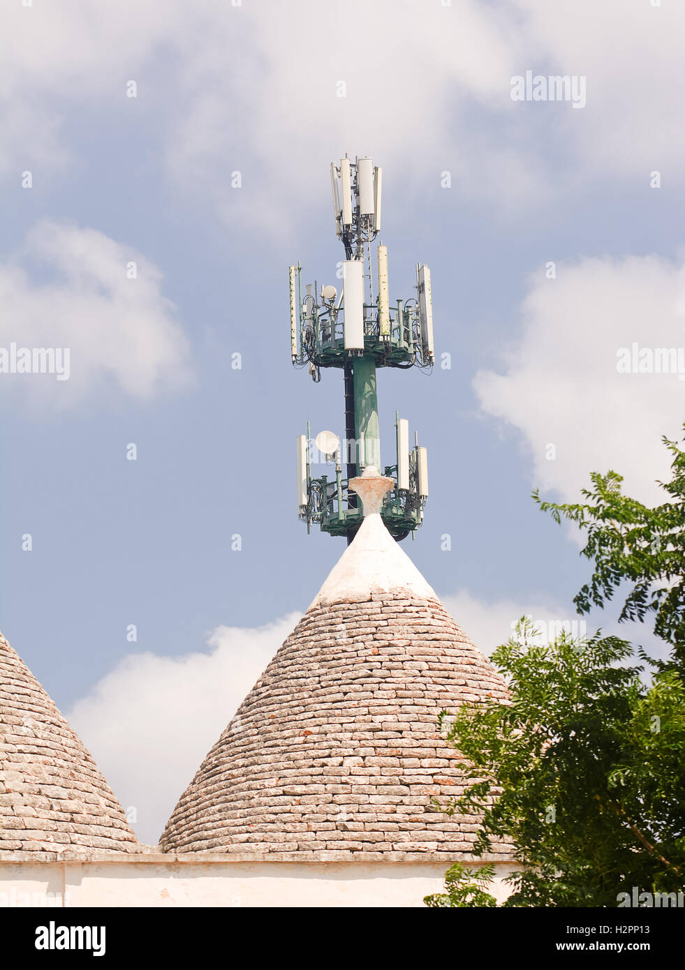 Trulli e antenna: tecnologia e tradizione in brutto il contrasto Foto Stock