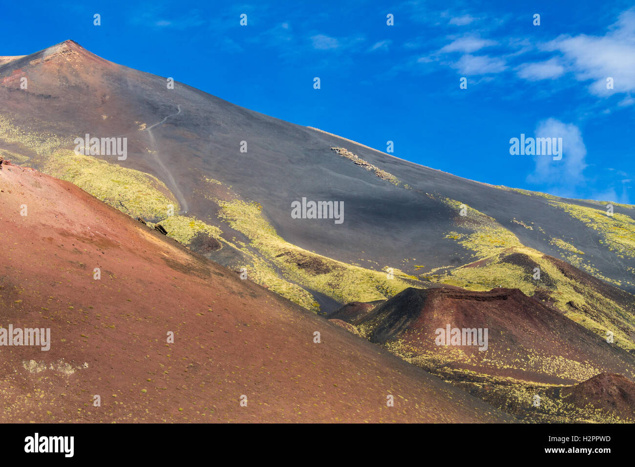 Il vulcano Etna, ripide colline di lava, colore saturo, blu cielo chiaro Foto Stock