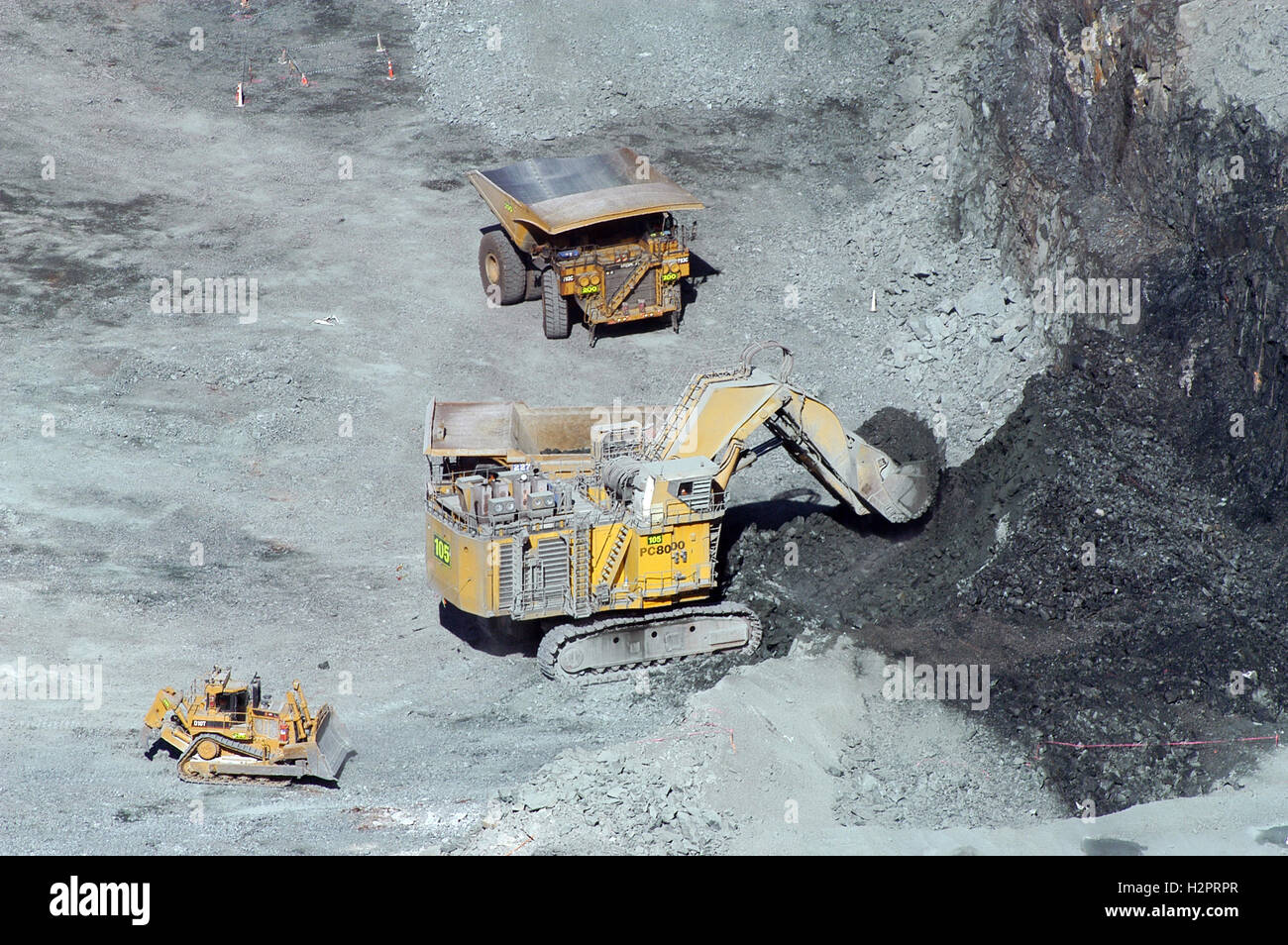 Vista dentro il foro ampio e macchine di grandi dimensioni della miniera d'oro in Kalgoorlie in Australia Occidentale Foto Stock