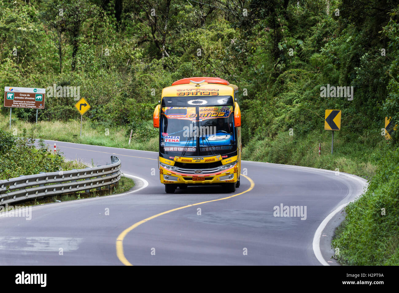 Un autobus passeggeri guida su autostrada di montagna nelle Ande. Ecuador, Sud America. Foto Stock