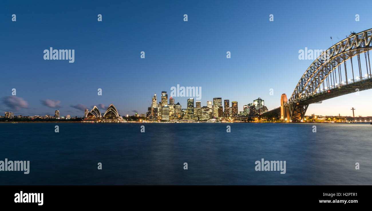 Skyline della città di Sydney durante la notte con il Sydney Harbour Bridge, Opera House e il distretto centrale degli affari Foto Stock