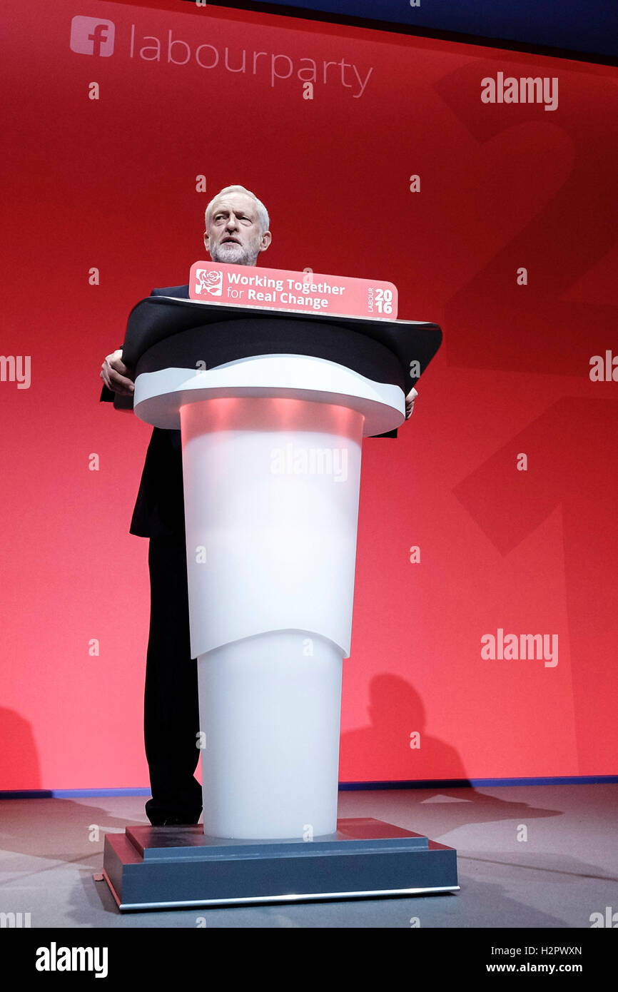 Labour Party Conference on 28/09/2016 a Liverpool ACC, Liverpool. Persone nella foto: Jeremy Corbyn, leader del partito laburista, dà la sua " leader " del parlato il giorno finale della conferenza . Foto di Julie Edwards Foto Stock