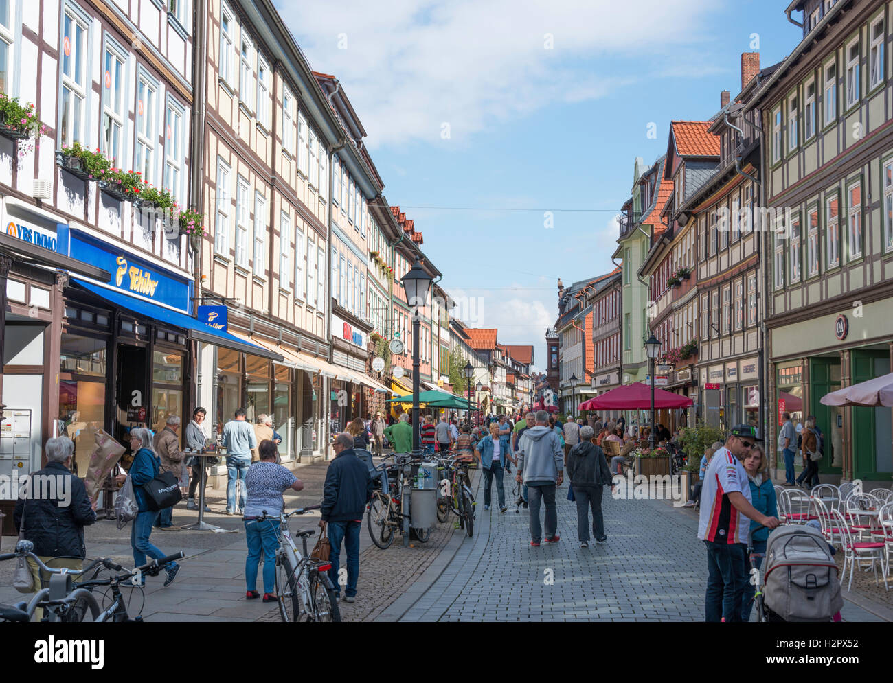 WERNIGERODE,Germania, settembre 21,2016: Unidentified people shopping nelle strade di Wernigerode il 21 settembre 2016,questo vil Foto Stock