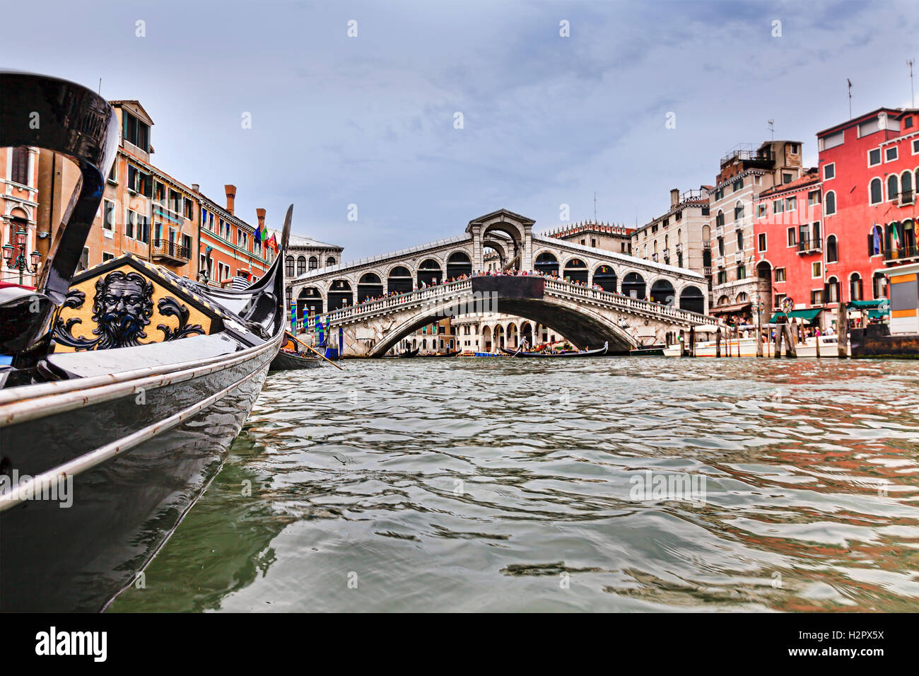 Canal Grande di Venezia verso il ponte di Rialto di approcciare la gondola di passare sotto il punto di riferimento storico passerella sull acqua turistica Foto Stock