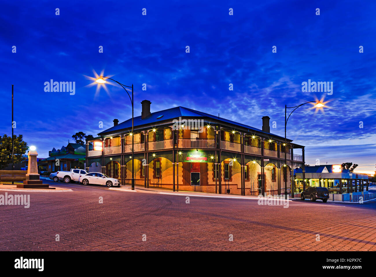Central Ventresche bay town square e shopping village corner al tramonto. Alloggio, pub e servizi commerciali per la gente del posto Foto Stock