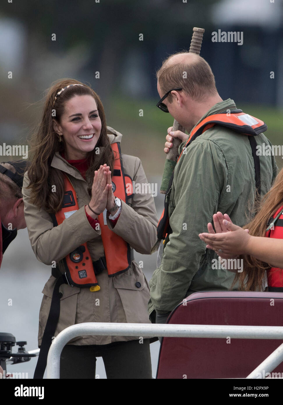 Il Duca e la Duchessa di Cambridge vai su un viaggio di pesca sull'Highlander Ranger barca dopo la visita Skidegate Centro Giovani sull isola di Haida Gwaii durante il royal tour del Canada. Foto Stock