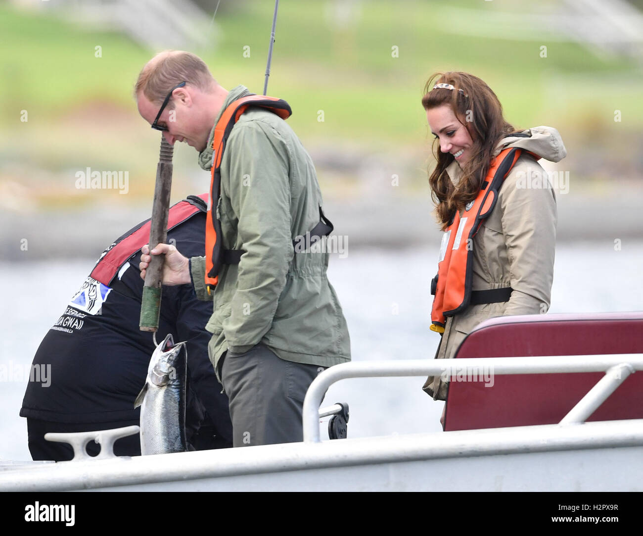 Il Duca e la Duchessa di Cambridge vai su un viaggio di pesca sull'Highlander Ranger barca dopo la visita Skidegate Centro Giovani sull isola di Haida Gwaii durante il royal tour del Canada. Foto Stock