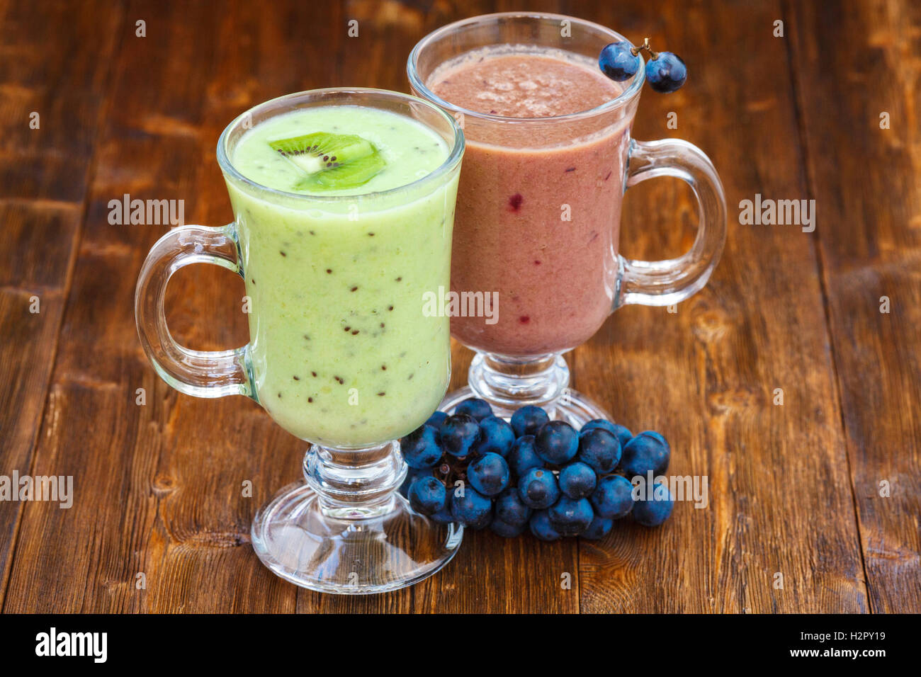 Uva e kiwi frullato di latte in un bicchiere Foto Stock