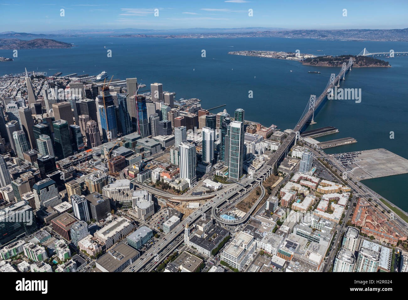 Pomeriggio Vista aerea della città di San Francisco, la baia e il ponte verso Oakland, in California. Foto Stock