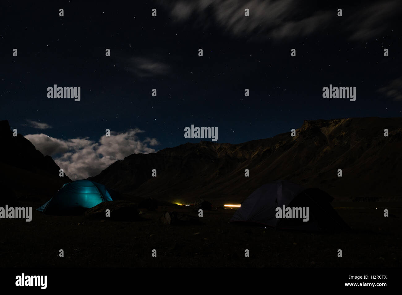 Campeggio sotto le stelle e i carrelli di guida attraverso la notte di Manali a Leh autostrada, Himalaya indiano, India Foto Stock