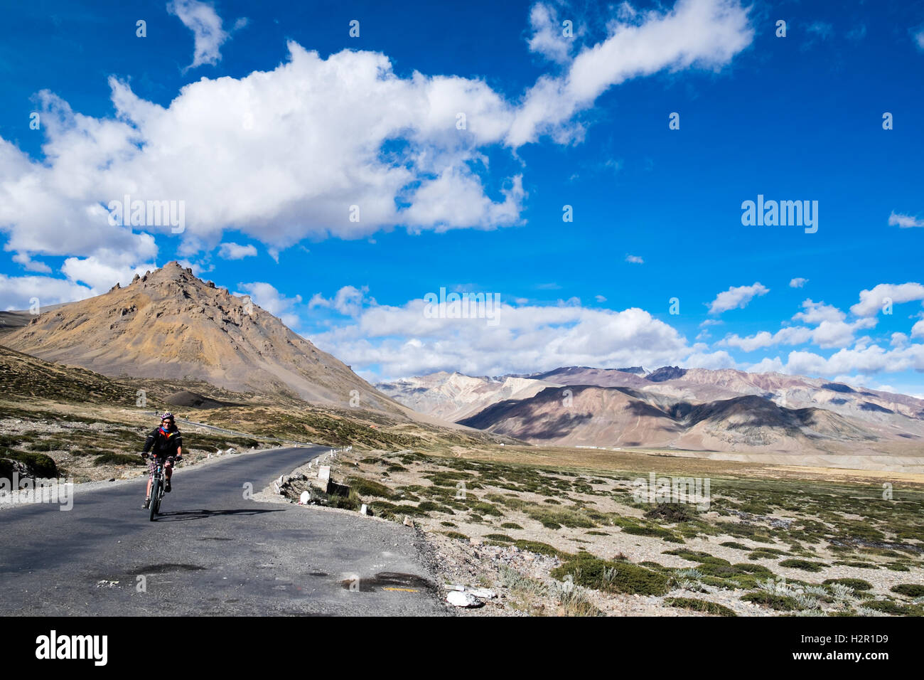 Escursioni in bicicletta la Manali a Leh autostrada, Himalaya indiano (attraversando il Baralacha pass per raggiungere l'altopiano tibetano in bici) Foto Stock