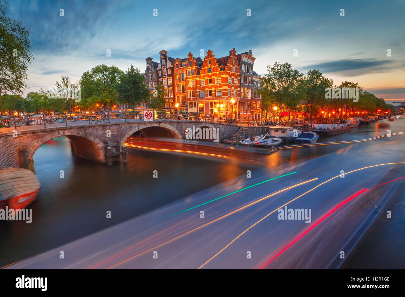 Notte Vista sulla città di Amsterdam canal e ponte Foto Stock