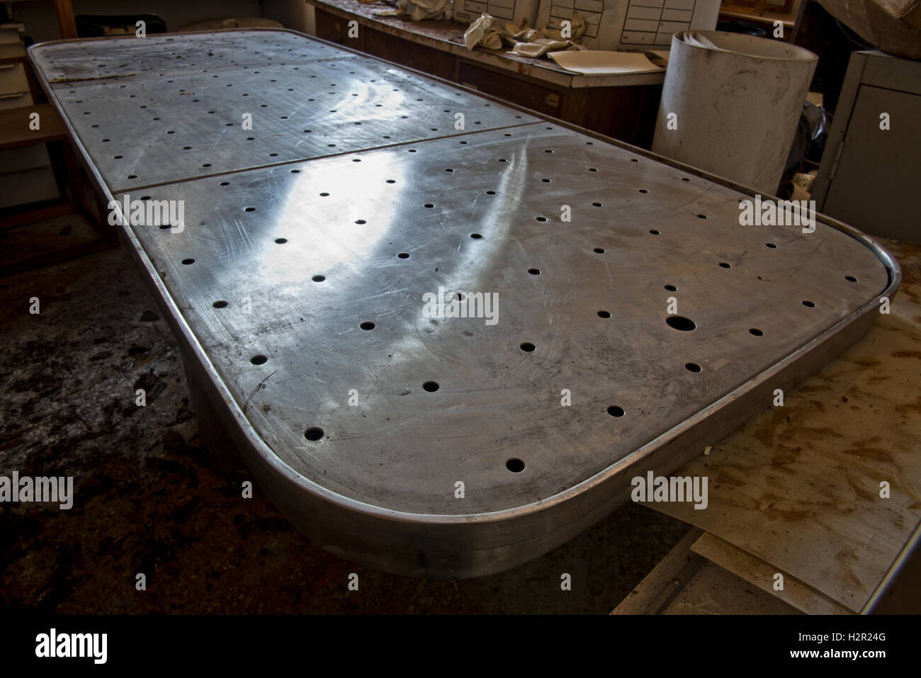 Autopsia tabella all'interno di St Ann's Hospital Morgue, Haringey, a nord di Londra, Regno Unito Foto Stock