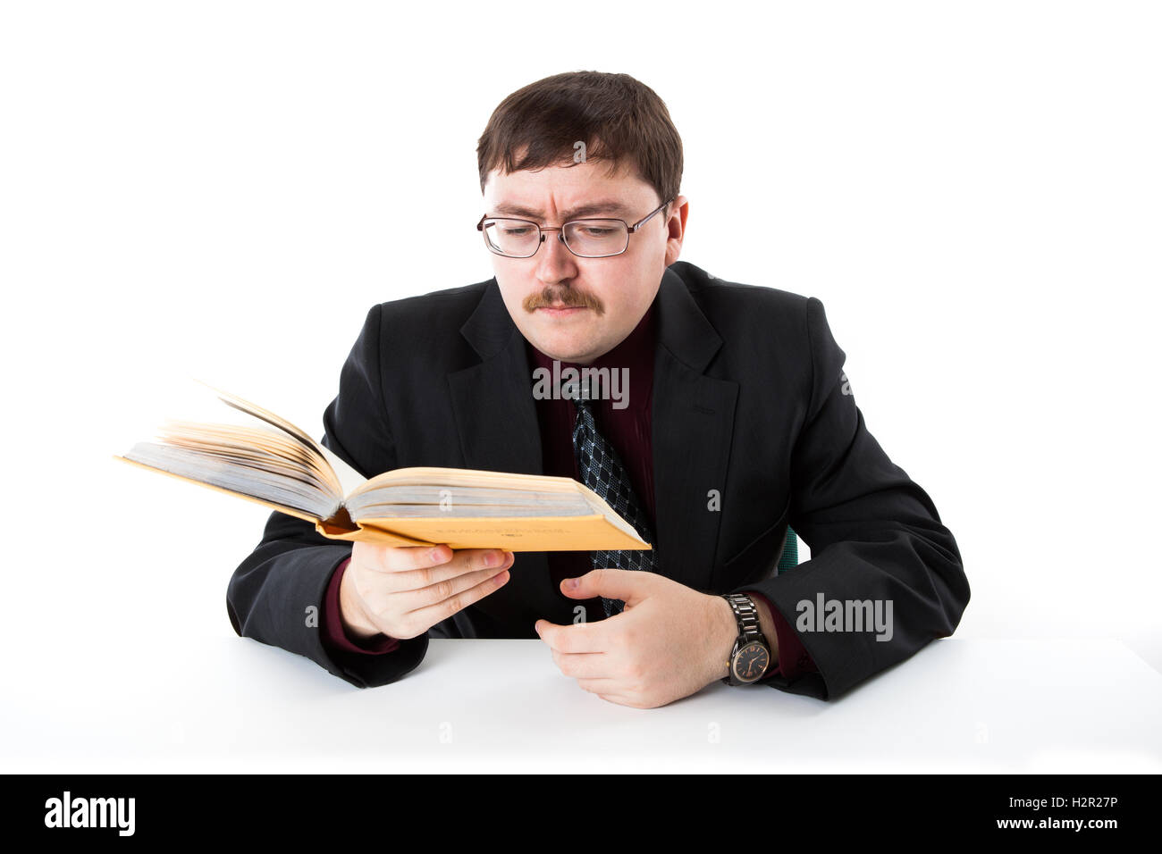 L'uomo la lettura di un libro Foto Stock