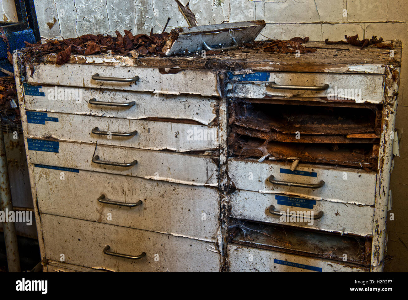 Degrado delle unità di archiviazione all'interno di St Ann's Hospital Morgue, Haringey, a nord di Londra, Regno Unito Foto Stock