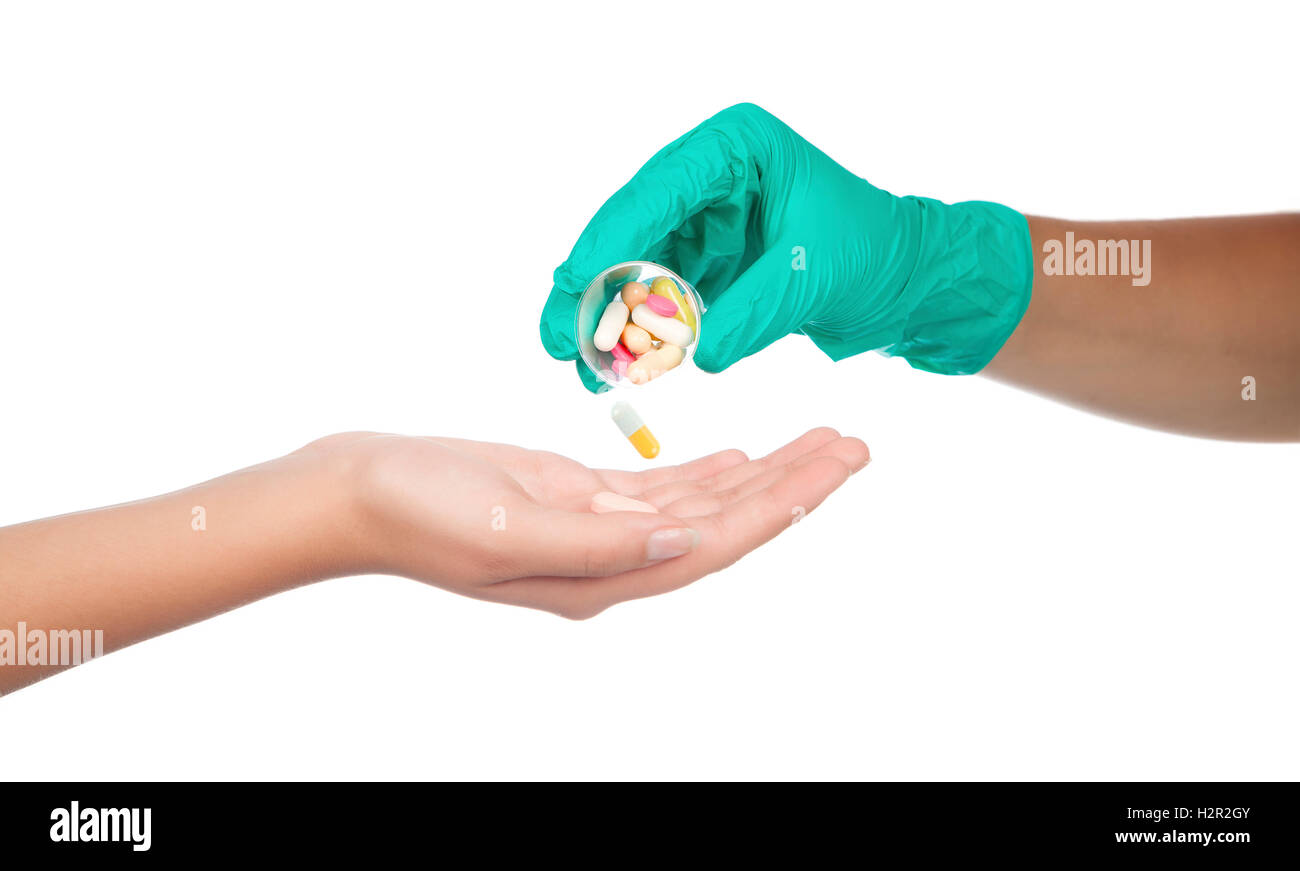 Dando a mano capsula e pillola, su sfondo bianco Foto Stock