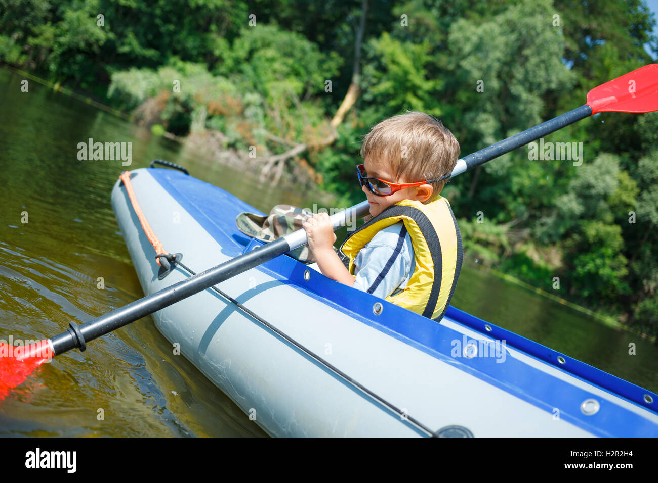 Ragazzo kayak Foto Stock