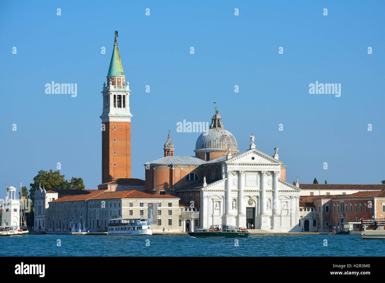 Vista da San Marco a Isola di San Giorgio Maggiore nella laguna di Venezia in Italia. Foto Stock