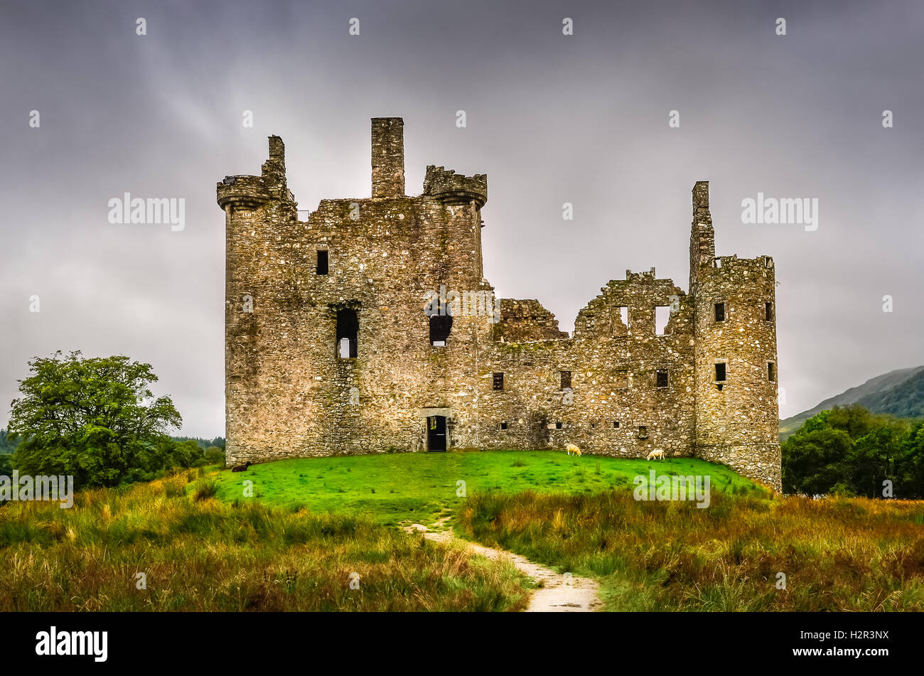 Vista panoramica del borgo medievale di Kilchurn Castle nelle Highlands scozzesi Foto Stock