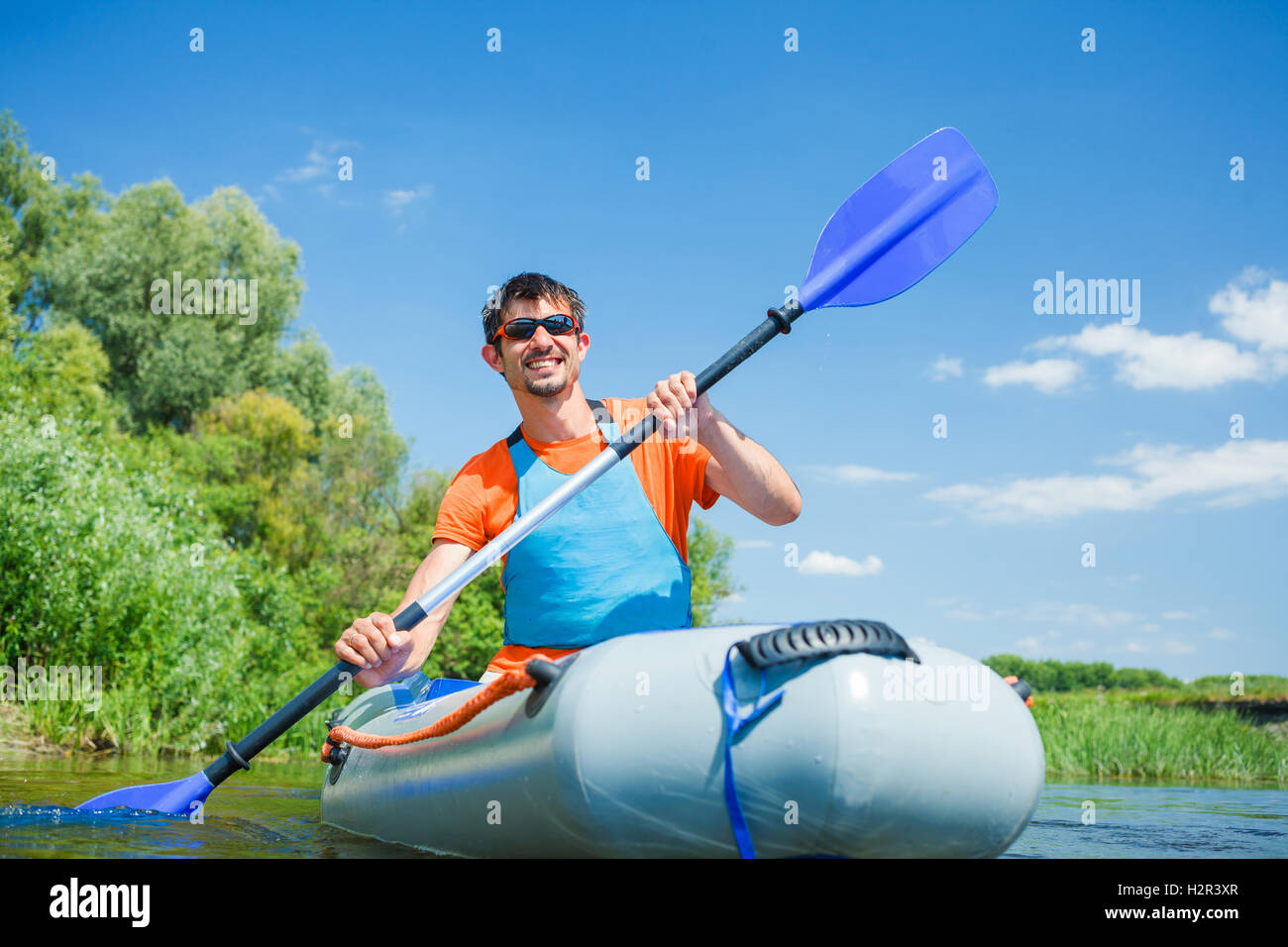 Uomo che kayaking Foto Stock