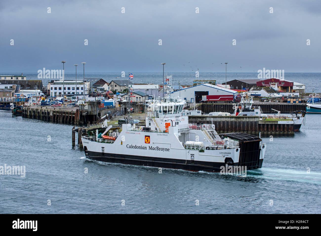 Il traghetto MV Lochinvar di Caledonian Macbrayne entra nel porto di Mallaig, Lochaber, Scotland, Regno Unito Foto Stock