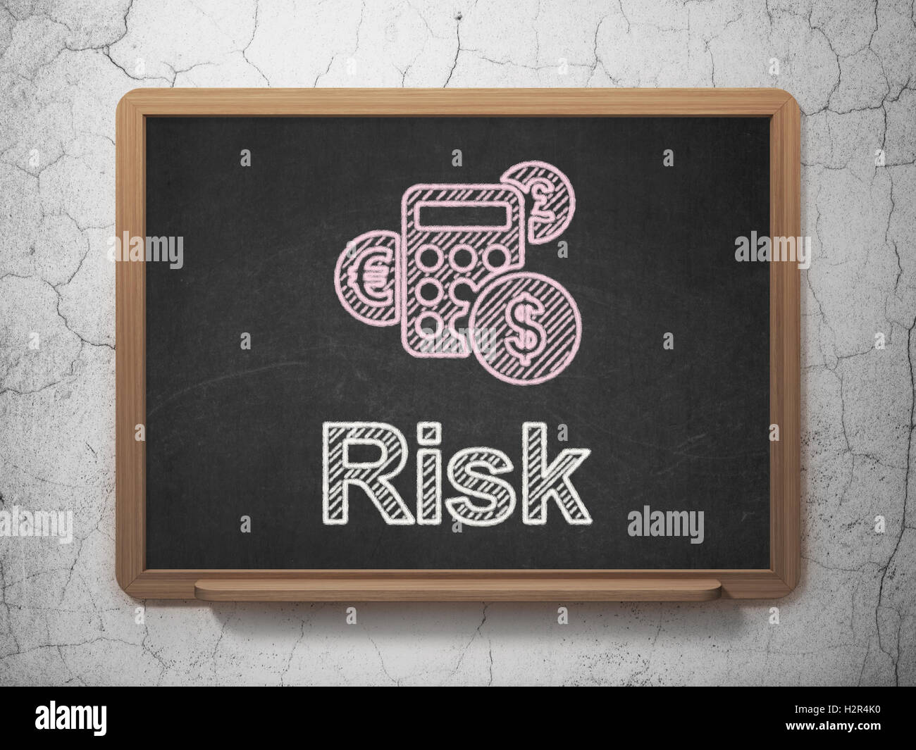 Il concetto di business: calcolatrice e rischio su sfondo lavagna Foto Stock
