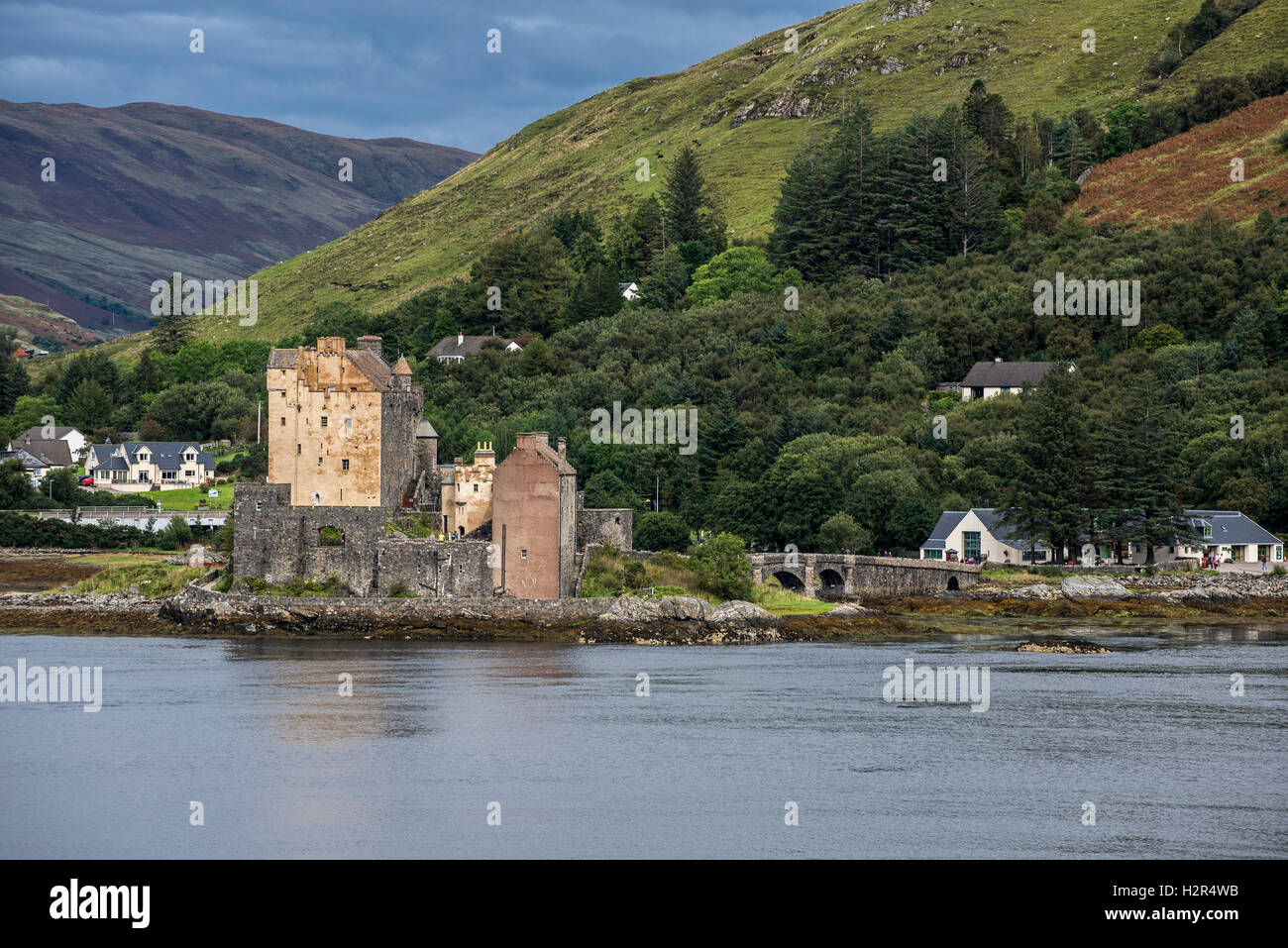 Eilean Donan Castle in Loch Duich e Visitor Center visto da Totaig, Ross and Cromarty, Highlands occidentali della Scozia, Regno Unito Foto Stock