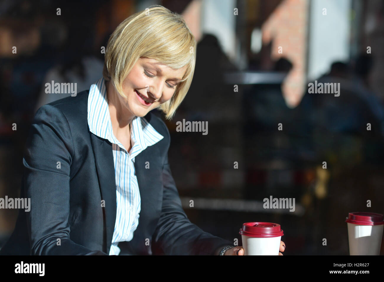 Imprenditrice il lavoro durante la sua ora di pausa Foto Stock