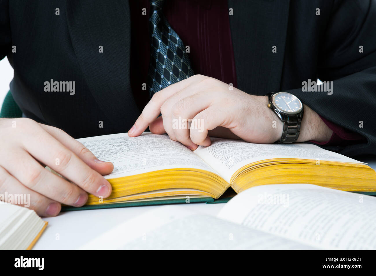 L'uomo la lettura di un libro Foto Stock