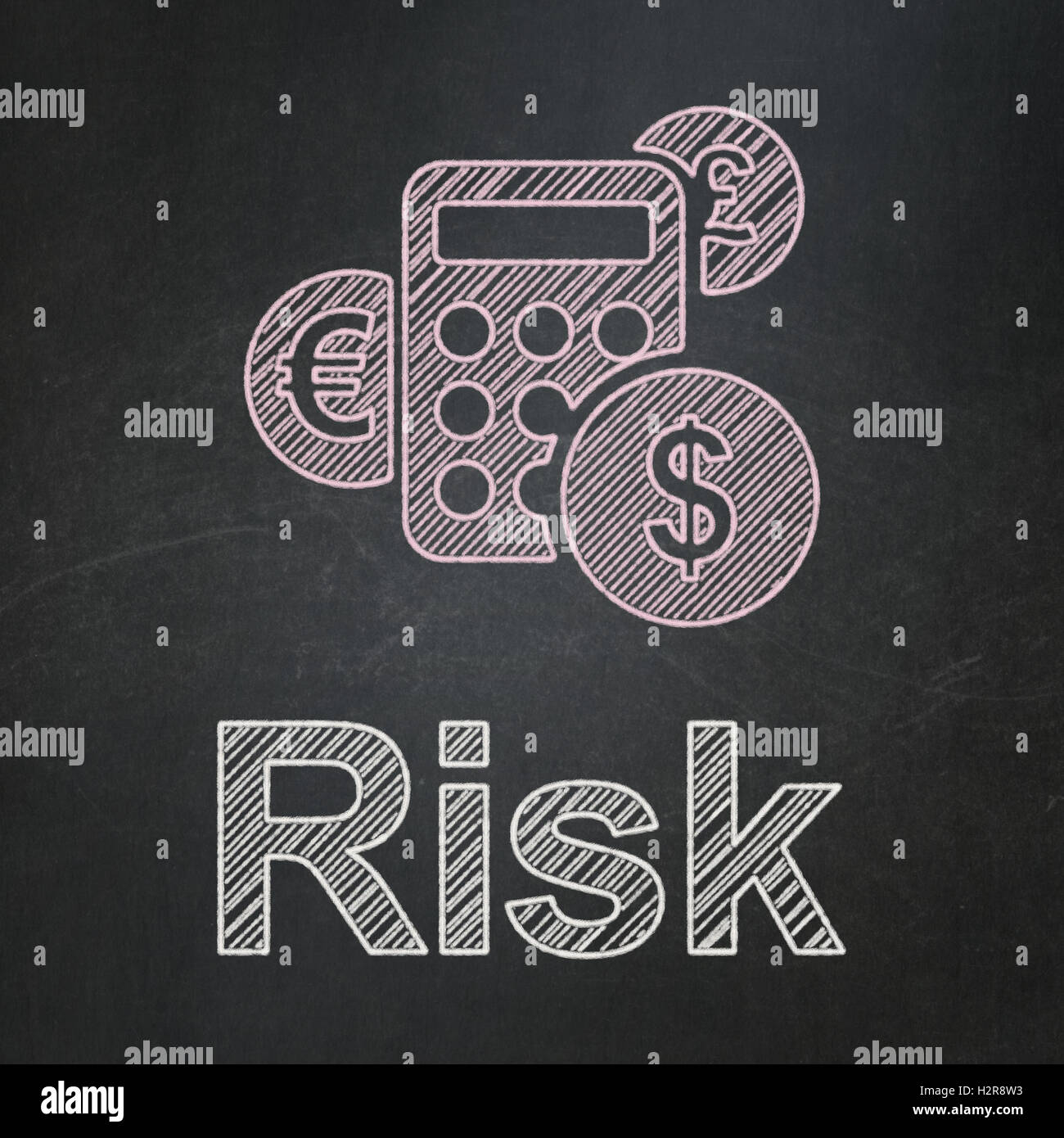Concetto di finanza: calcolatrice e rischio su sfondo lavagna Foto Stock