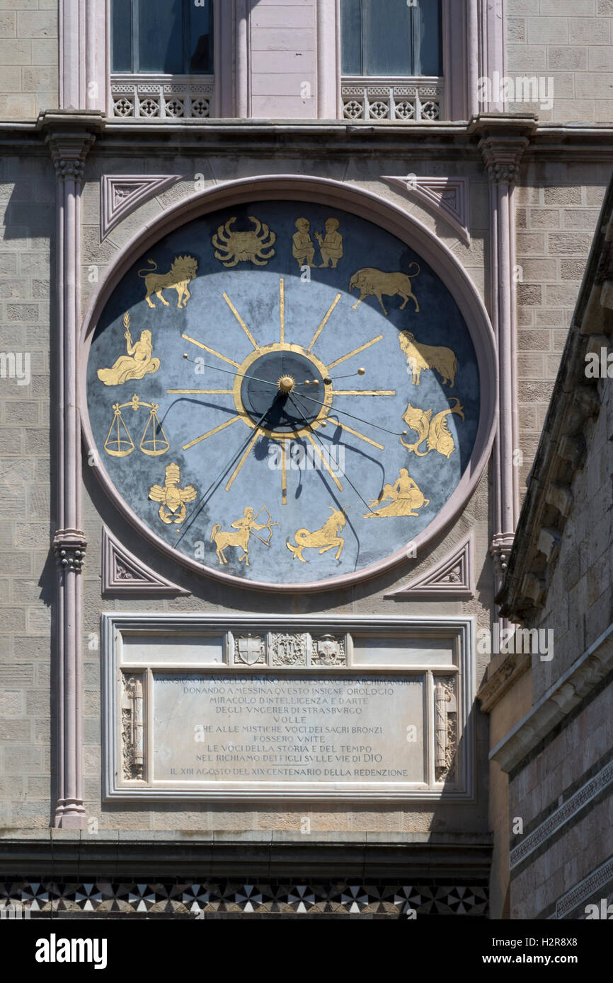 L'orologio astronomico sul campanile del Duomo di Messina sull isola di  Sicilia Foto stock - Alamy