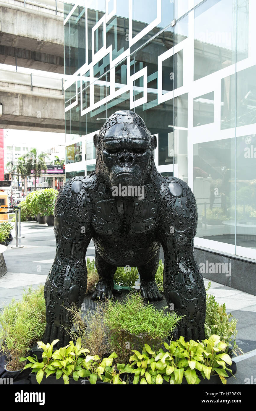 Gorilla nero statua davanti ad un centro commerciale per lo shopping a Bangkok - Thailandia Foto Stock